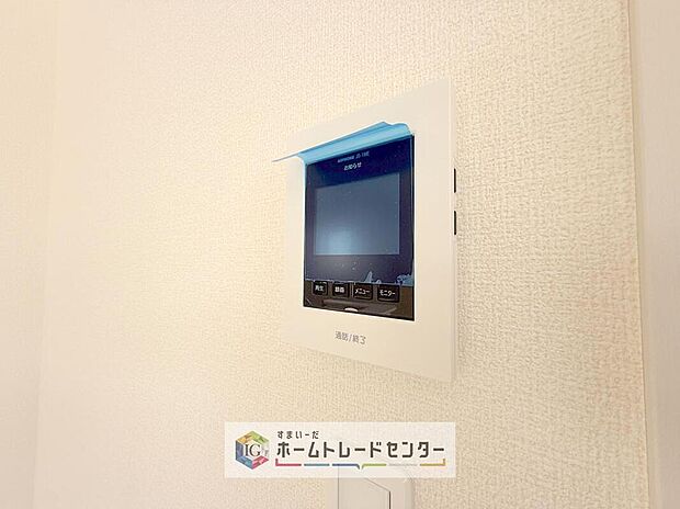 【【TVモニター付きインターホン】】録画機能もあり、どのような人が何時に来訪されたのかが分かります。防犯上はもちろん、お届け物などの把握にも便利です。ライトが付いているので、夜間でも安心です。