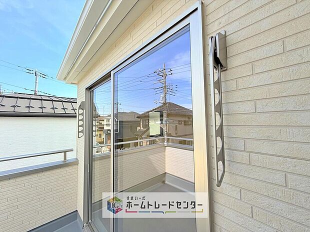 【バルコニー】物干し竿受け付きで“干す場所に困らない”バルコニー。急な天気でも出し入れが手早い。日々の洗濯をしっかり回せる実用的な仕様です。