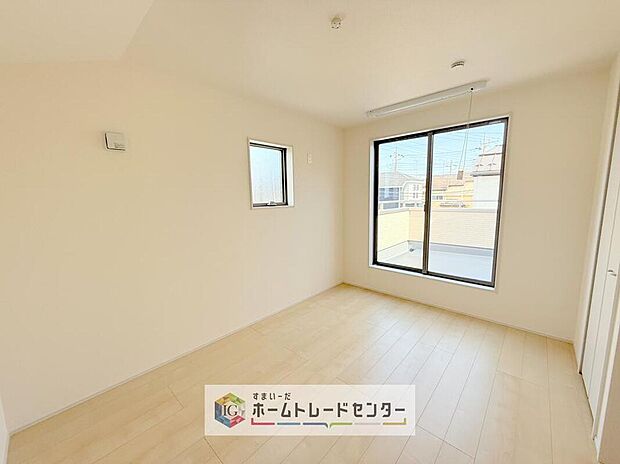 【リビング以外の居室】日当りの良さは写真でも充分に伝わるかと思いますが、開放感のある周囲にめぐまれたおかげで、風通しもとても良くなっております。ぜひ現地を見ていただき体感していただきたいポイントです。
