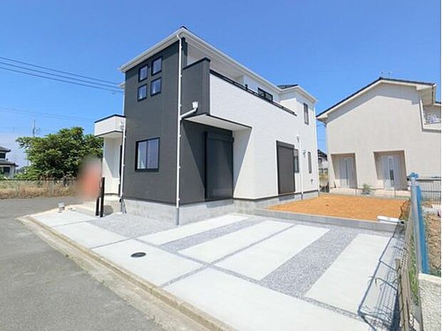 【類似外観同仕様】類似外観同仕様の物件になります。扉や窓の開口部の位置やデザインが異なります。
建物のプレゼンテーションやモデルハウスのご案内も行っているので、お気軽にお問い合わせください。