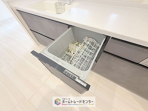 【【食器洗浄乾燥機】】忙しいご家庭の味方、後片付けもラクラクなビルトイン食洗機付き。洗い終わった食器の水切りや乾燥としても便利です。
