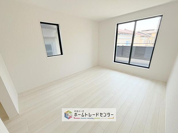 【リビング以外の居室】日当りの良さは写真でも充分に伝わるかと思いますが、開放感のある周囲にめぐまれたおかげで、風通しもとても良くなっております。ぜひ現地を見ていただき体感していただきたいポイントです。