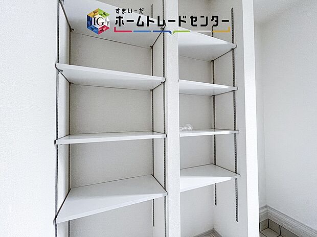 【【シューズインクローク】】ロングブーツやトレッキング靴もすっぽり収まる玄関収納。靴はもちろんベビーカーやお子さんの遊び道具なども置いていただけます。