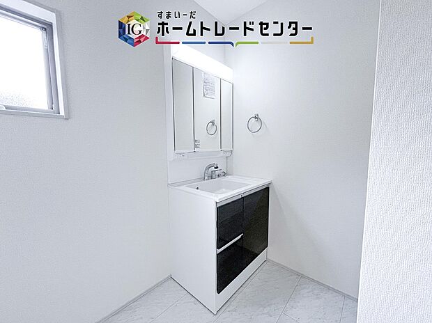 【【洗面所】】合わせ鏡が可能な3面鏡です。朝の忙しい時間でもの身だしなみのチェックもここだけで完結できます。もちろん鏡の後ろは充分な収納力を持った収納となっており、視界に入る部分はスッキリと片付きます。
