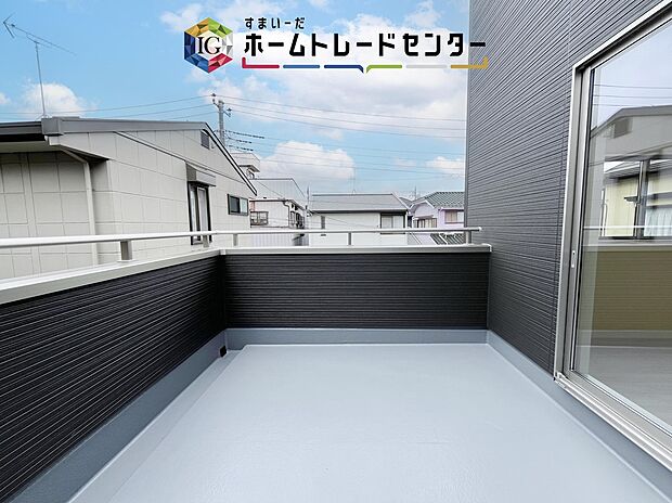 【バルコニー】南面に面したバルコニーはもちろん日当たり良好です。お洗濯物を干していただく際にも楽にできるように奥行きを広くお取りいたしました。明るく、暖かなゆとりあるスペースで快適に家事を行っていただけます。