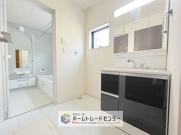 【【洗面所】】合わせ鏡が可能な3面鏡です。朝の忙しい時間でもの身だしなみのチェックもここだけで完結できます。もちろん鏡の後ろは充分な収納力を持った収納となっており、視界に入る部分はスッキリと片付きます。
