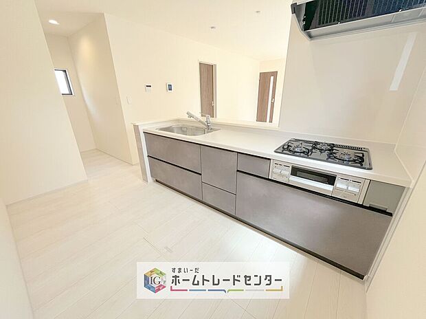 【【システムキッチン】】見栄えもよくお手入れもスムーズに出来ます。豊富な収納力もございますので、キッチンスペースをスッキリとお使い頂けそうです。