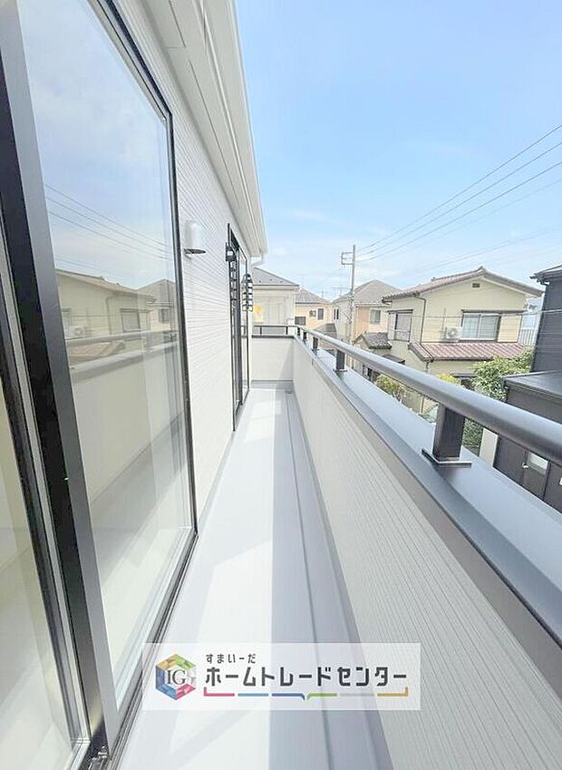 【バルコニー】南面に面したバルコニーはもちろん日当たり良好です。お洗濯物を干していただく際にも楽にできるように奥行きを広くお取りいたしました。明るく、暖かなゆとりあるスペースで快適に家事を行っていただけます。
