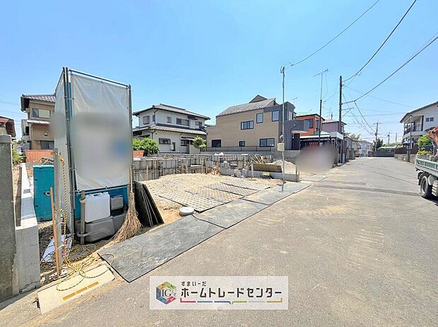 【前面道路含む現地写真】完成してからは見ることのできない、施工方法や構造をしっかりとご確認いただけるのが、建築中の住宅の大きなメリットです。専門知識を持ったスタッフがご説明させていただきます。お気軽にお問い合わせください。