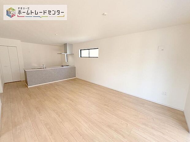 【リビング】対面キッチンの前にダイニングテーブルを置き、手前側がリビングスペースになるかと思います。広く奥行きがありますので、ダイニング、リビングの各スペースの役割をしっかり分けて確保していただけます。
