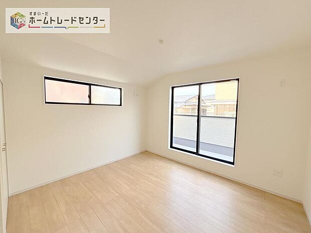 【リビング以外の居室】日当りの良さは写真でも充分に伝わるかと思いますが、開放感のある周囲にめぐまれたおかげで、風通しもとても良くなっております。ぜひ現地を見ていただき体感していただきたいポイントです。