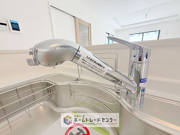 【【浄水器】】浄水カートリッジ内蔵で場所を取らずに見た目もスッキリ。ノズルはシャワーヘッドになっておりお掃除も楽々です。

