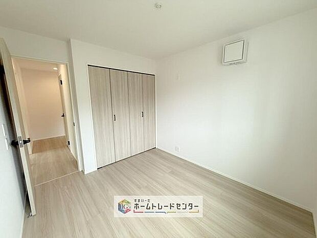 【洋室】収納を完備している居室です。収納が豊富な住宅は居室空間がしっかりと使えるので暮らしやすさが断然に上がります。荷物をを気にすることなく家具の配置をお好み通りにできるのも大きな魅力です。