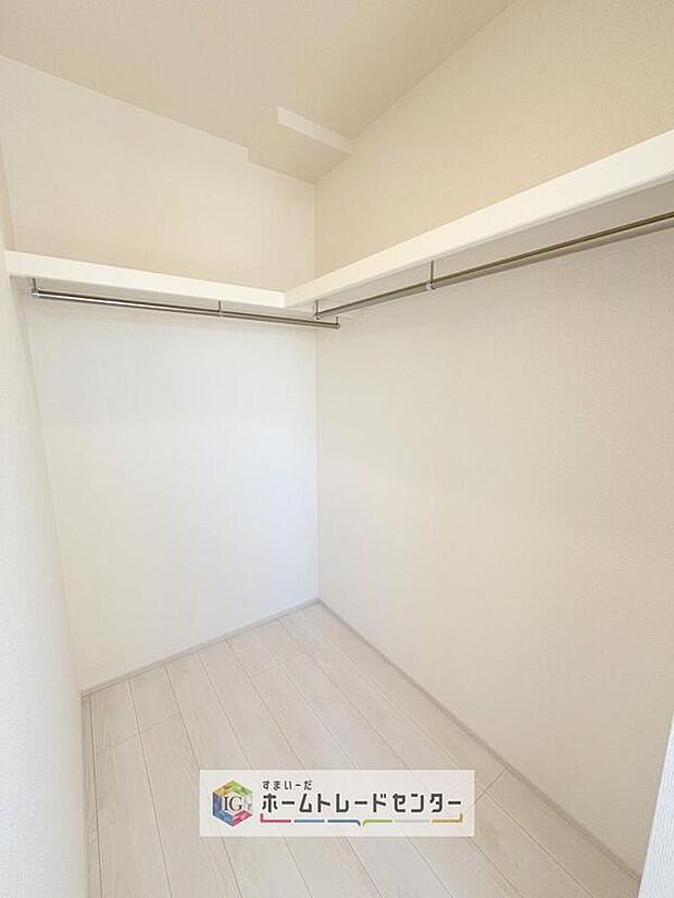 【収納】あると助かるウォークインクローゼットです。長く住むにつれて自然と多くなるお荷物も楽々しっかりと収納できます。また、時間のかかる衣替えも衣服の順番を変えるだけでいつでも簡単にできてストレスフリー。