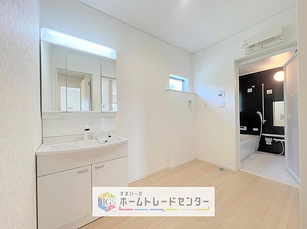 【【洗面台・洗面所】】合わせ鏡が可能な3面鏡です。朝の忙しい時間でもの身だしなみのチェックもここだけで完結できます。もちろん鏡の後ろは充分な収納力を持った収納となっており、視界に入る部分はスッキリと片付きます。