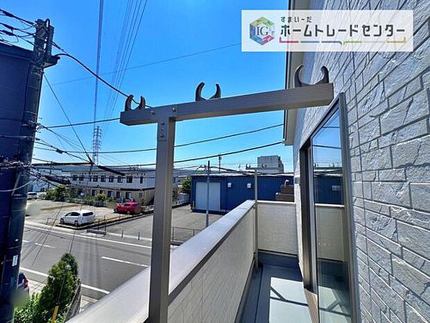 【【バルコニー竿掛け】】バルコニーには便利な竿掛けを設置。洗濯物を干しやすく、布団やタオル類の乾燥にも便利。毎日の家事をスムーズにしてくれる、暮らしにうれしい実用的な設備です。



