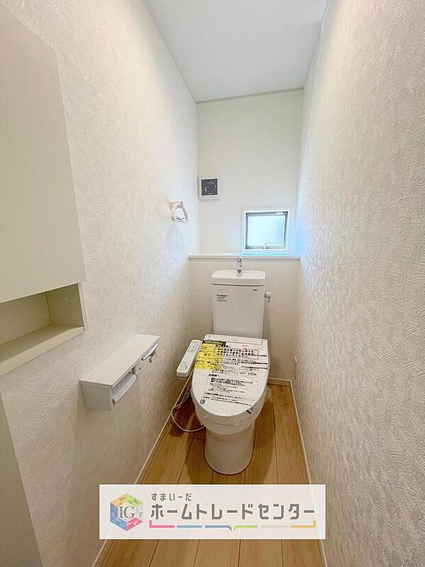 【【トイレ】】意外と後から気になるのがトイレの窓です。換気扇でもよいのですが、密閉された空間だからこそ、外気を取り込んだ方は、やはり気分はいいものです。もちろん今では当たり前のシャワートイレを採用しております。