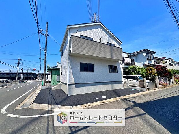 【前面道路含む現地写真】ご覧いただけているように、南道路で南側に日差しを遮るような建物はありません、日当たりは後では買えないものです。しっかりと目で見てご判断いただきたく思います。