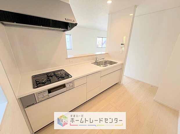 【キッチン】キッチンスペースは家族で作業が出来るよう広めにとりました。みんなで楽しくお料理をすれば、より美味しい食事が創れそうです。そしてお料理好きなお子様が育つかも、もちろん片付けもみんなでできます。