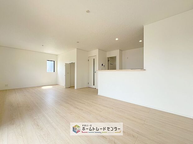 【リビング】キッチンから見て、横長のリビングはご来客時に、キッチンはもちろんダイニングスペースを視界に入れない配置が可能です。生活感をお客様に見せたくない方などにも喜ばれています。家具の配置もしやすいのも良いです
