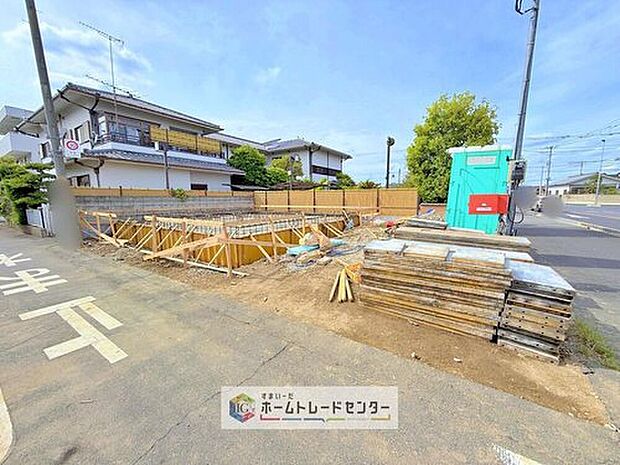 【現地外観写真】モデルルームのご案内も承ります。間取りや実際の設備もご確認いただけます♪

◯開放感のある東南道路♪陽当たり良好な好立地
◯スーパーやコンビニなど商業施設が徒歩7分圏内に多数♪お買い物も便利です