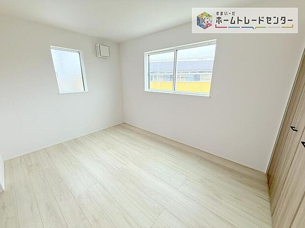 【リビング以外の居室】2面採光の洋室です。窓からの眺望もよくなり視界が広いので、部屋にいても飽きません、そしてもちろん大切なのは明るさと風通し、明るい日差しと心地よい風で自分のお部屋でくつろげる贅沢をご提供します。