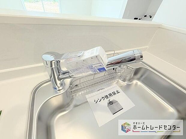 【【浄水器】】浄水カートリッジ内蔵で場所を取らずに見た目もスッキリ。ノズルはシャワーヘッドになっておりお掃除も楽々です。
