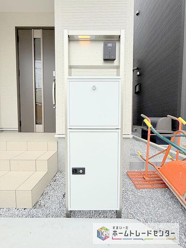 【【宅配ボックス】】戸建用の宅配ボックスを設置。通販でのお買い物などお荷物が届く予定があっても時間を気にせず外出できるので大変便利です。