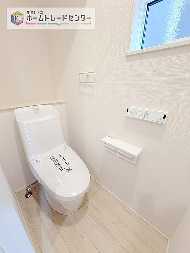 【【トイレ】】暖房便座付きで冬でも快適。温水シャワー機能を標準装備し、清潔で心地よい使い心地を実現。ゆとりある空間設計で、お掃除もしやすいトイレです。