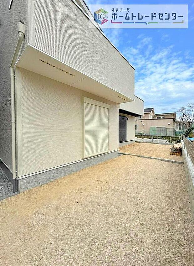 【庭】陽当たりの良いお庭では、お子様の遊び場や趣味のガーデニングなど、ライフスタイルに合わせていろいろとお楽しみ頂けそうです。