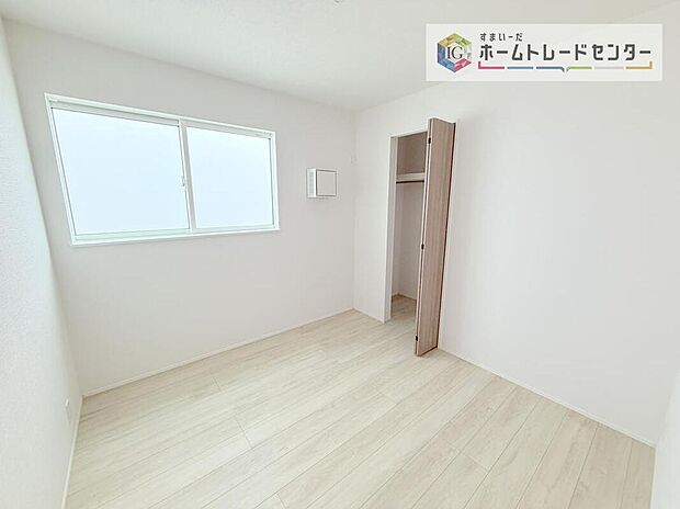 【リビング以外の居室】各居室に収納を完備しております。収納が豊富な住宅は居室空間がしっかりと使えるので暮らしやすさが断然に上がります。荷物をを気にすることなく家具の配置をお好み通りにできるのも大きな魅力です。