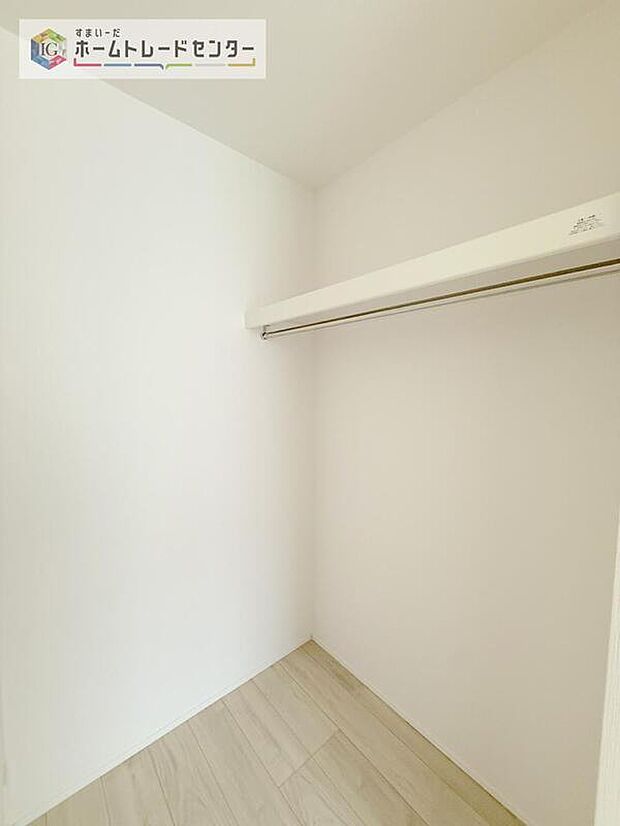 【収納】あると助かるウォークインクローゼットです。長く住むにつれて自然と多くなるお荷物も楽々しっかりと収納できます。また、時間のかかる衣替えも衣服の順番を変えるだけでいつでも簡単にできてストレスフリー。