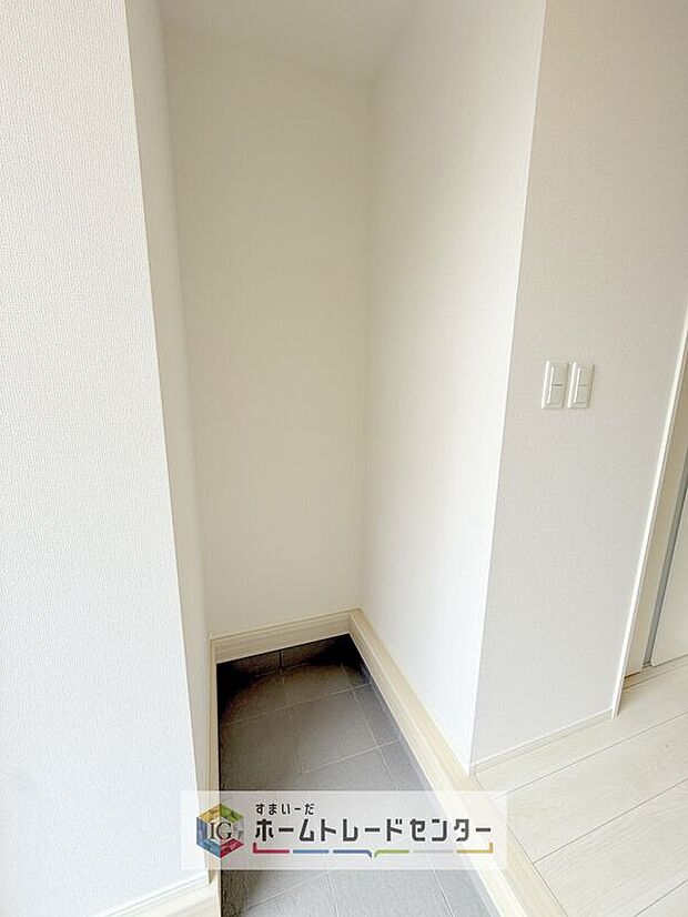 【【シューズインクローク】】ロングブーツやトレッキング靴もすっぽり収まる玄関収納。靴はもちろんベビーカーやお子さんの遊び道具なども置いていただけます。