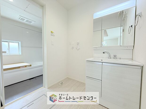 【【洗面所】】合わせ鏡が可能な3面鏡です。朝の忙しい時間でもの身だしなみのチェックもここだけで完結できます。もちろん鏡の後ろは充分な収納力を持った収納となっており、視界に入る部分はスッキリと片付きます。
