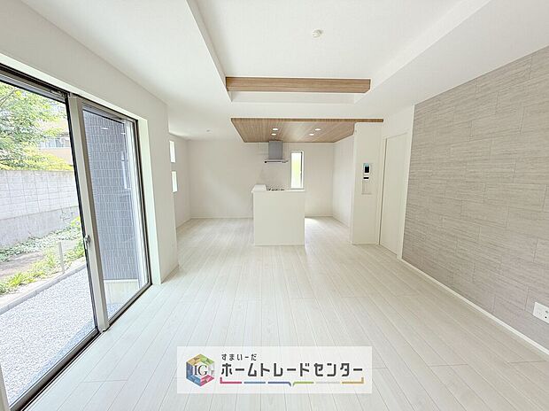 【リビング】日当たりもよく、広々としたリビングです。ゆったりとした家族の時間をお過ごしいただけます。休日はご家族そろって、またはお友達を誘って、明るいリビングで楽しい時間をお過ごしください。
