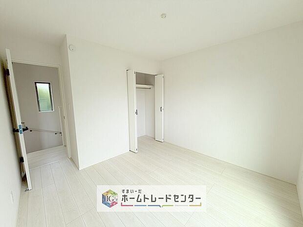【洋室】各居室に収納を完備しております。収納が豊富な住宅は居室空間がしっかりと使えるので暮らしやすさが断然に上がります。荷物をを気にすることなく家具の配置をお好み通りにできるのも大きな魅力です。
