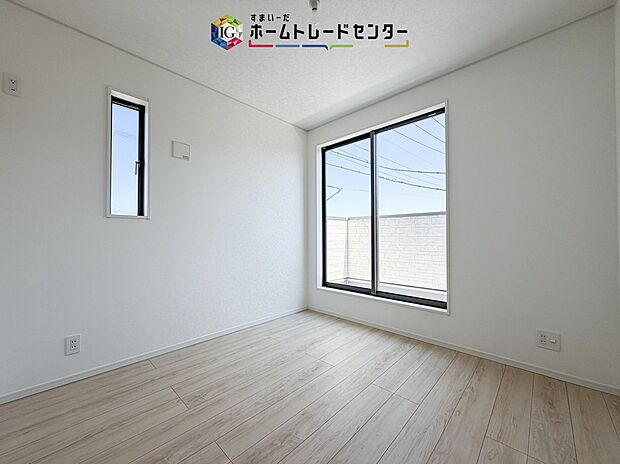 【洋室】2階洋室です。このお部屋と隣室どちらからでもバルコニーは出入り可能です。バルコニーに面したお部屋を主寝室にしたのはいいけれど、お休みになってる方がいてお洗濯ものを干しに行けない、なんてことはありません