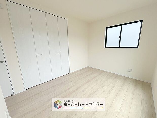 【洋室】各居室に収納を完備しております。収納が豊富な住宅は居室空間がしっかりと使えるので暮らしやすさが断然に上がります。荷物をを気にすることなく家具の配置をお好み通りにできるのも大きな魅力です。
