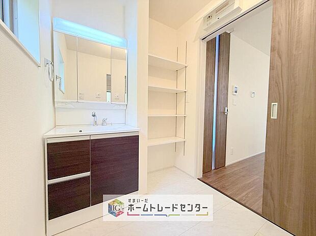 【【洗面所】】洗面所にしっかりとしたゆとりを持たせることで、普段の生活の快適さにつながります。朝の準備に洗濯物の取り回し、浴室出入りや着替えなど、機能性が求められる場所です。しっかりとした広さを確保しております。