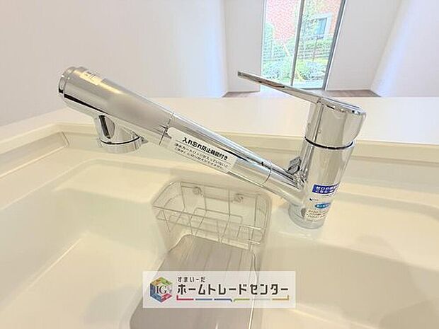 【【浄水器】】浄水カートリッジ内蔵で場所を取らずに見た目もスッキリ。ノズルはシャワーヘッドになっておりお掃除も楽々です。