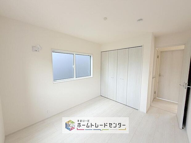 【リビング以外の居室】各居室に収納を完備しております。収納が豊富な住宅は居室空間がしっかりと使えるので暮らしやすさが断然に上がります。荷物をを気にすることなく家具の配置をお好み通りにできるのも大きな魅力です。