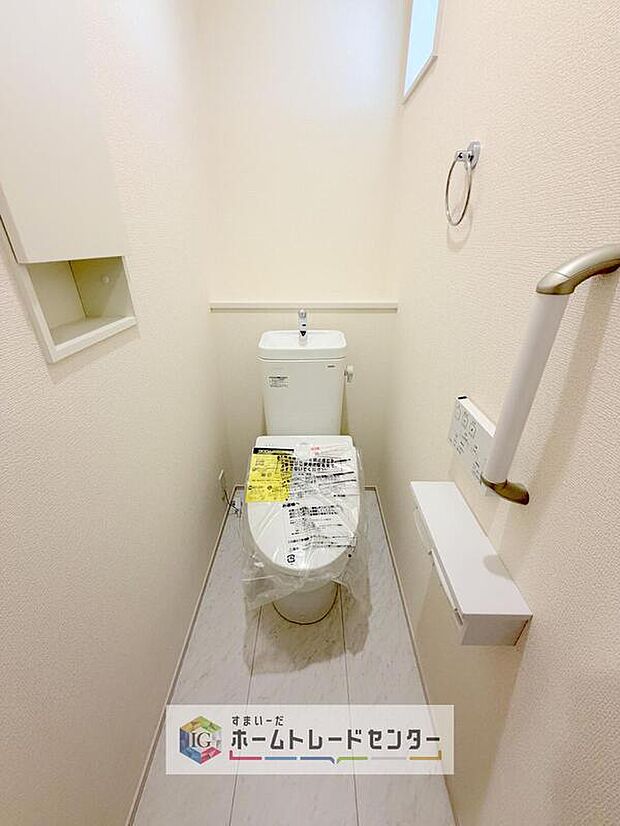 【【トイレ】】暖房機能の付いた便座は冬の寒い日にはあって良かったと本当に思います。もちろん快適で清潔なシャワー機能は標準で備えています。スペースも広くとっているので普段のお掃除もしやすいトイレスペースです。