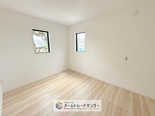 【リビング以外の居室】全居室2面採光です。光を取り入れやすのはもちろんですが、建物全体の窓の数も増えておりますので、換気性能に優れた物件です。窓を開ければ家中を気持ちの良い風が通り抜けます。
