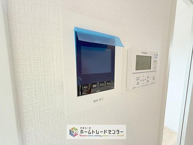 【【TVモニター付きインターホン】】録画機能もあり、どのような人が何時に来訪されたのかが分かります。防犯上はもちろん、お届け物などの把握にも便利です。ライトが付いているので、夜間でも安心です。