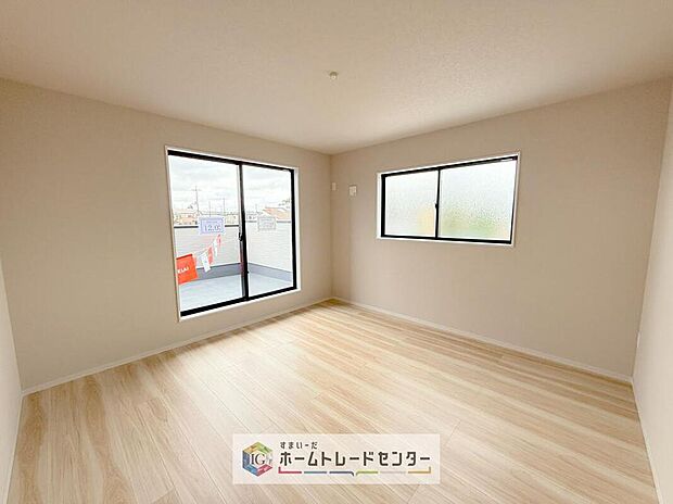 【リビング以外の居室】主寝室は12帖、お子様がまだ小さいご家庭なら２階のお部屋はここだけでいいかもしれません、もちろんウォークインクローゼットがついておりますので、荷物に悩まされることなく、好きに家具の配置ができます