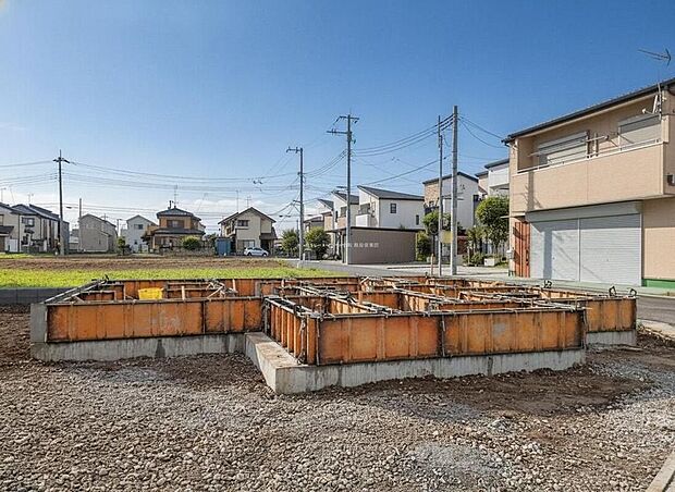 【現地外観写真】どのような建物が建つか、間取りの広さはどうかなど、気になる点は丁寧にご説明いたします。資料請求やご案内は即日対応いたします。土日や平日、お仕事終わりの時間など、ご都合に合わせてご案内いたします。