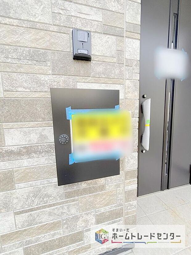 【【ポスト】】壁付きのポストは玄関先まで出ていく必要がないため、雨の日なども濡れずに郵便物を取りにいけます。