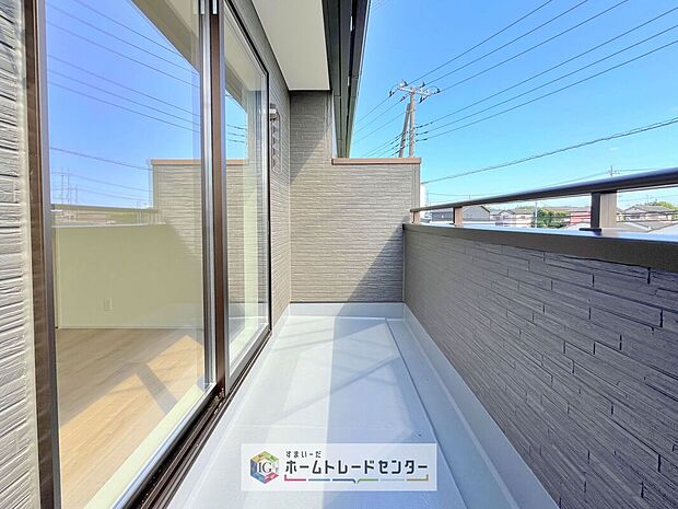 【バルコニー】南面に面したバルコニーはもちろん日当たり良好です。お洗濯物を干していただく際にも楽にできるように奥行きを広くお取りいたしました。明るく、暖かなゆとりあるスペースで快適に家事を行っていただけます。