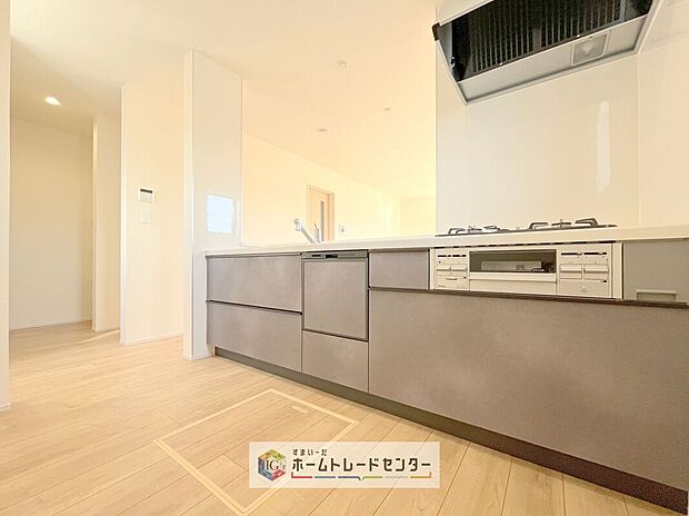 【【システムキッチン】】見栄えもよくお手入れもスムーズに出来ます。豊富な収納力もございますので、キッチンスペースをスッキリとお使い頂けそうです。
