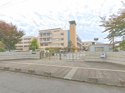 草加市立西町小学校 890ｍ(徒歩12分)
